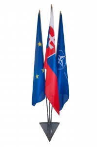 Komplet: interi�rov� stojan + vlajky SR, EU