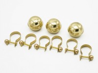 Stojan na vlajku dreven so zlatmi aplikciami