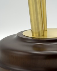 Stojan na vlajku dreven so zlatmi aplikciami