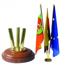 Stojan na vlajku dreven� so zlat�mi aplik�ciami