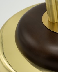 Stojan na vlajku dreven so zlatou podstavou