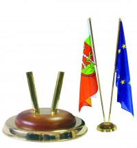Stojan na vlajku dreven� so zlatou podstavou