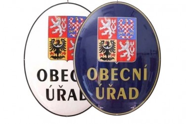 Smaltovan� ov�l se st�tn�m znakem a n�zvem instituce